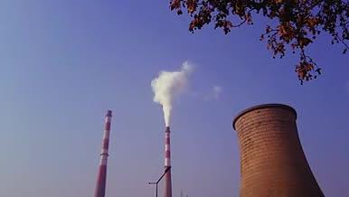 蓝天下的发电厂烟囱延时时间流逝视频的预览图